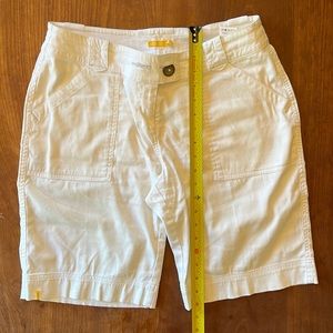 Lolë shorts excellent condition cotton w a touch of spandex.